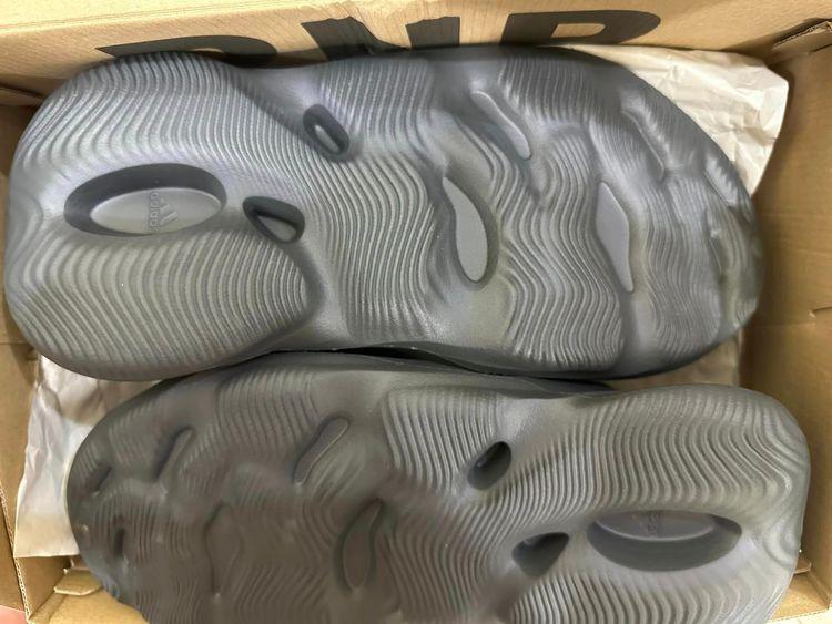 Legit check adidas Yeezy Foam RNR
Carbon IG5349