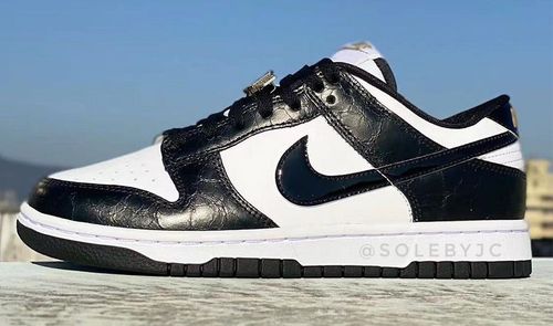 Nike Dunk Low “Panda" thêm logo vàng để trở thành "Panda 2.0" | KICKSPLANET