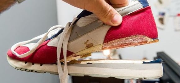 Giày sneaker bị hở gót. Nguyên nhân và cách khắc phục | KICKSPLANET